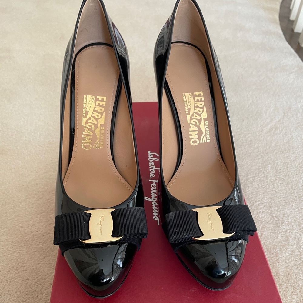 Salvatore Ferragamo Black Patent Leather Pimpa Pumps sz 7.5